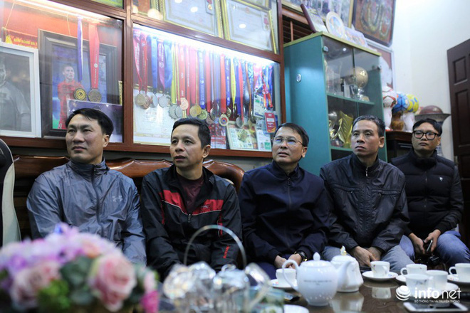 Phút trầm ngâm, lo lắng của các bậc sinh thành khi Quang Hải bị chấn thương-3