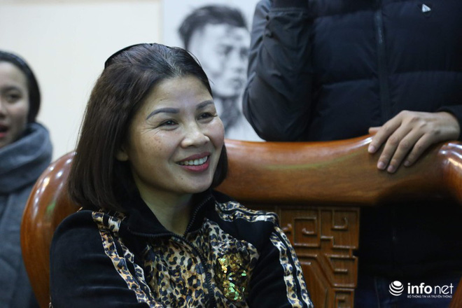 Phút trầm ngâm, lo lắng của các bậc sinh thành khi Quang Hải bị chấn thương-9