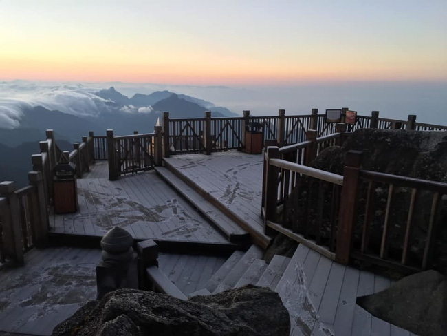 Băng tuyết đầu mùa phủ trắng đỉnh Fansipan, dự báo một mùa tuyết rơi đẹp đến ngỡ ngàng-8