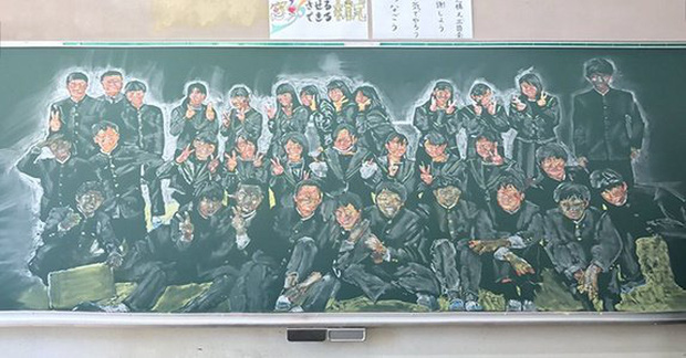 Thầy giáo gây sốt khi thức 8 tiếng vẽ tỷ mẫn chân dung từng học trò lên bảng, kèm lời nhắn: Hãy sống cuộc đời mà em mong muốn-1