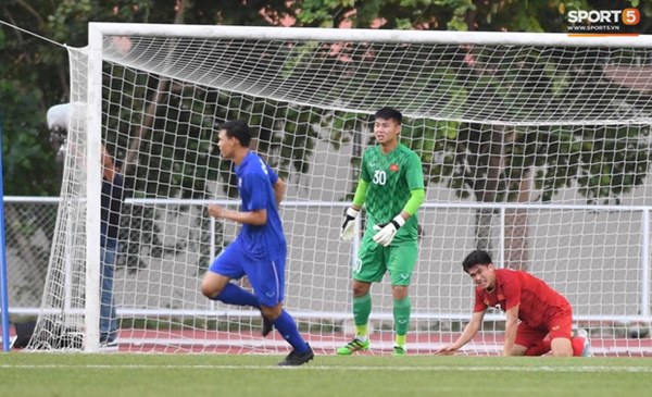 Thủ môn U22 Việt Nam mắc sai lầm, fan kêu trời: Bóng đá Việt Nam chỉ toang vì thủ môn-1