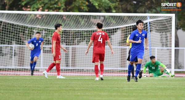 Thủ môn U22 Việt Nam mắc sai lầm, fan kêu trời: Bóng đá Việt Nam chỉ toang vì thủ môn-2