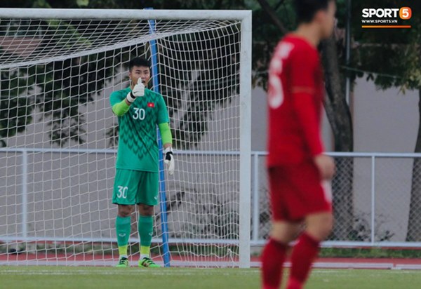 Thủ môn U22 Việt Nam mắc sai lầm, fan kêu trời: Bóng đá Việt Nam chỉ toang vì thủ môn-5