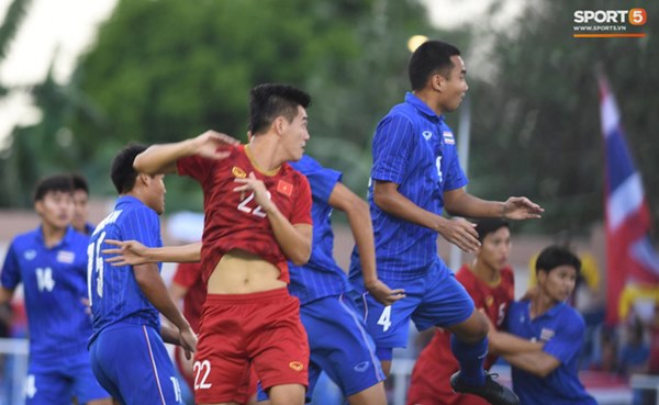 Thủ môn U22 Việt Nam mắc sai lầm, fan kêu trời: Bóng đá Việt Nam chỉ toang vì thủ môn-9