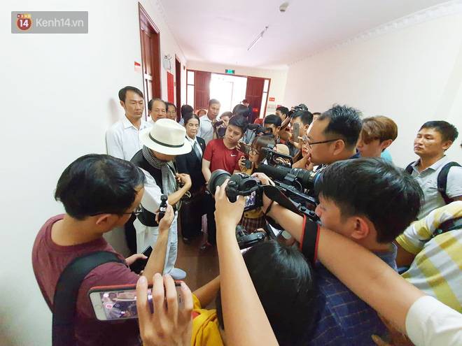 Bà Thảo bất ngờ không đến tòa nghe HĐXX tuyên án, ông Vũ cho biết không giành giật gì, rất sợ khi đối diện với 4 người con-3