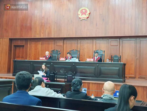 Bà Thảo bất ngờ không đến tòa nghe HĐXX tuyên án, ông Vũ cho biết không giành giật gì, rất sợ khi đối diện với 4 người con-5