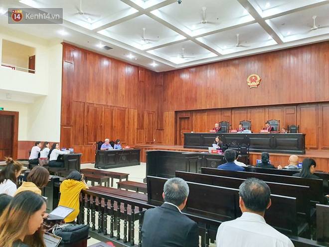 Bà Thảo bất ngờ không đến tòa nghe HĐXX tuyên án, ông Vũ cho biết không giành giật gì, rất sợ khi đối diện với 4 người con-6