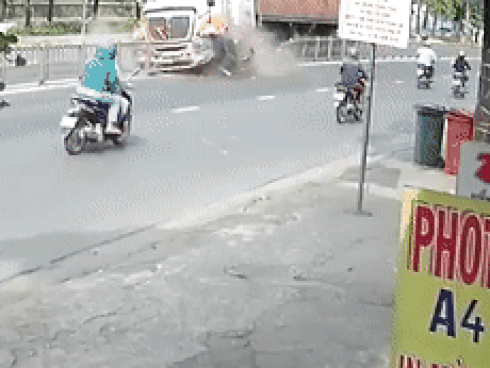 Xe container nổ lốp lao thẳng vào nhà dân