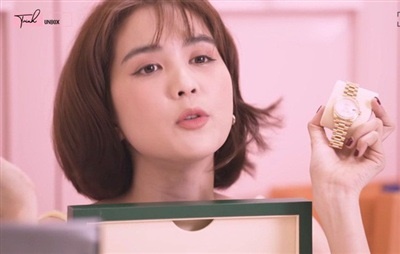 Diện đầm đỏ, Ngọc Trinh được ví như Bạch Tuyết nhưng loạt phụ kiện hơn 1 tỷ mới là điểm gây chú ý-6