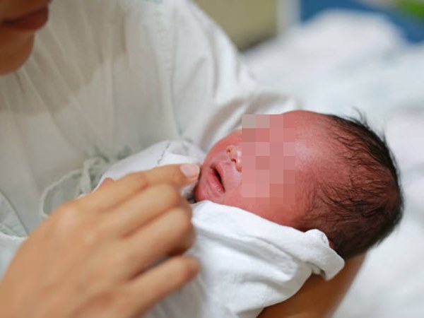 Lại có trường hợp bé gái 4 tháng tuổi tử vong sau khi chữa ho sai cách: Đâu là cách xử lý đúng nhất khi trẻ sơ sinh bị ho?-1