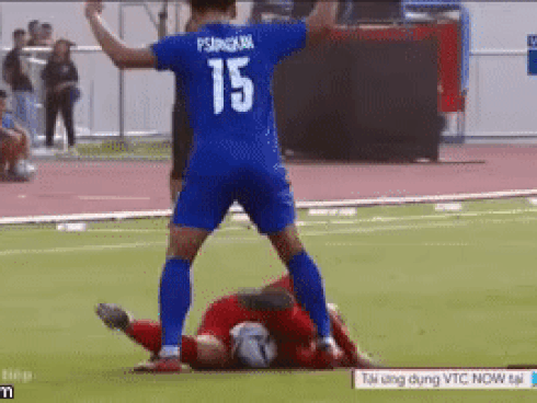 Góc phẫn nộ: Đức Chinh ngã ra vì đau đớn, cầu thủ Thái Lan vẫn móc chân vào người gẩy bóng ra đá tiếp-1