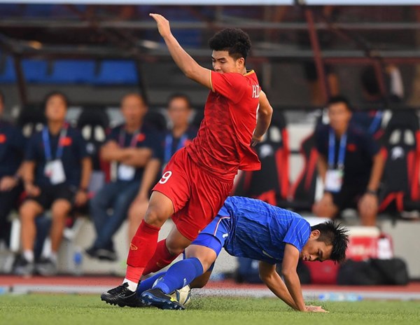 Góc phẫn nộ: Đức Chinh ngã ra vì đau đớn, cầu thủ Thái Lan vẫn móc chân vào người gẩy bóng ra đá tiếp-2