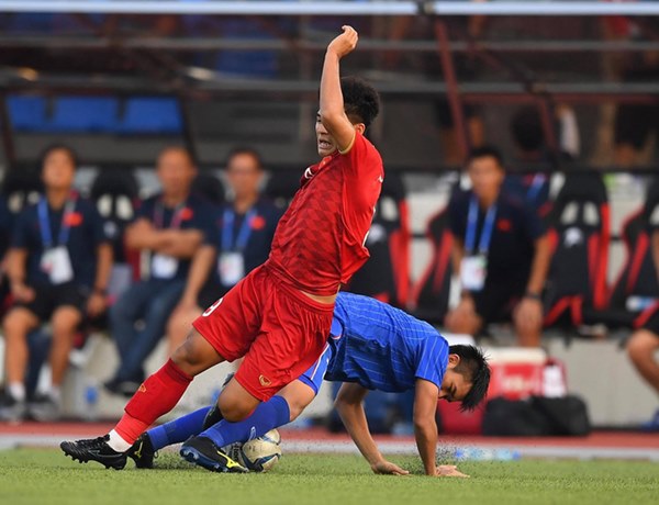 Góc phẫn nộ: Đức Chinh ngã ra vì đau đớn, cầu thủ Thái Lan vẫn móc chân vào người gẩy bóng ra đá tiếp-3