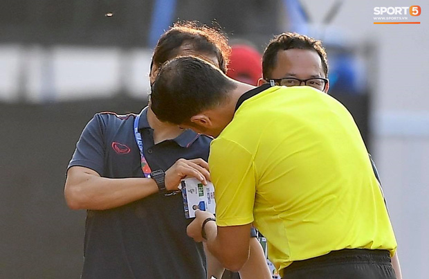 Trợ lý HLV Park Hang-seo bất ngờ phải nhận thẻ vàng trong trận U22 Việt Nam gặp U22 Thái Lan-2