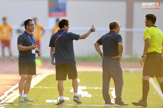 Trợ lý HLV Park Hang-seo bất ngờ phải nhận thẻ vàng trong trận U22 Việt Nam gặp U22 Thái Lan-4