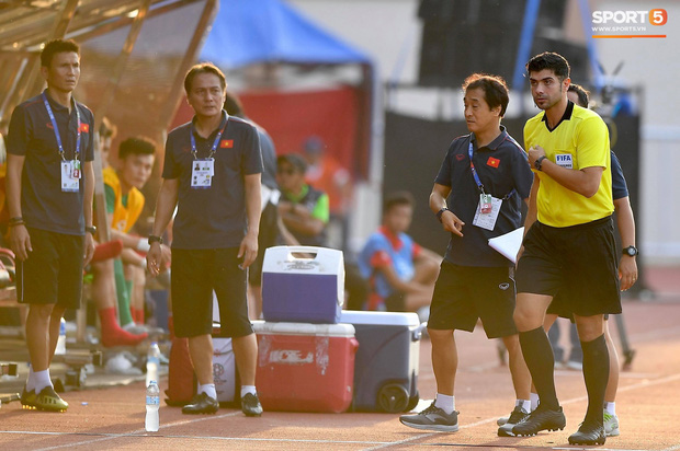 Trợ lý HLV Park Hang-seo bất ngờ phải nhận thẻ vàng trong trận U22 Việt Nam gặp U22 Thái Lan-5