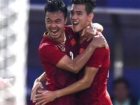 Quang Hải cắn răng, đứng ngồi không yên trước khi vỡ òa với cú sút penalty của Tiến Linh-13