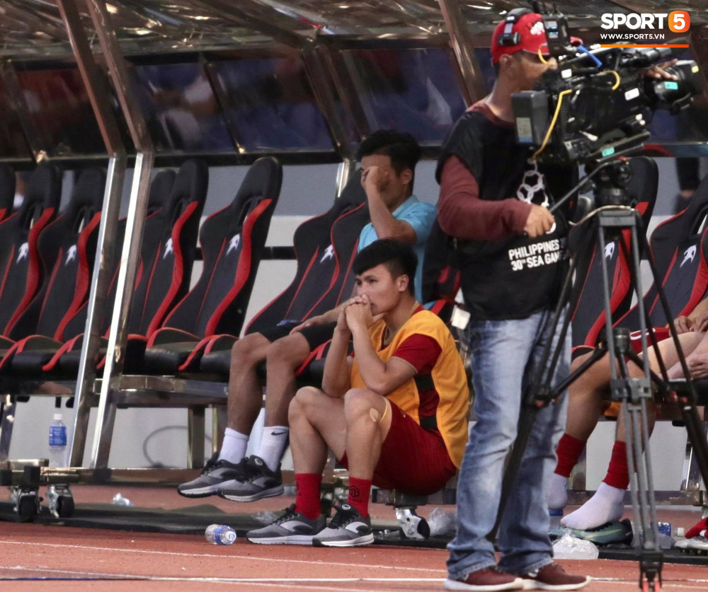 Quang Hải cắn răng, đứng ngồi không yên trước khi vỡ òa với cú sút penalty của Tiến Linh-2
