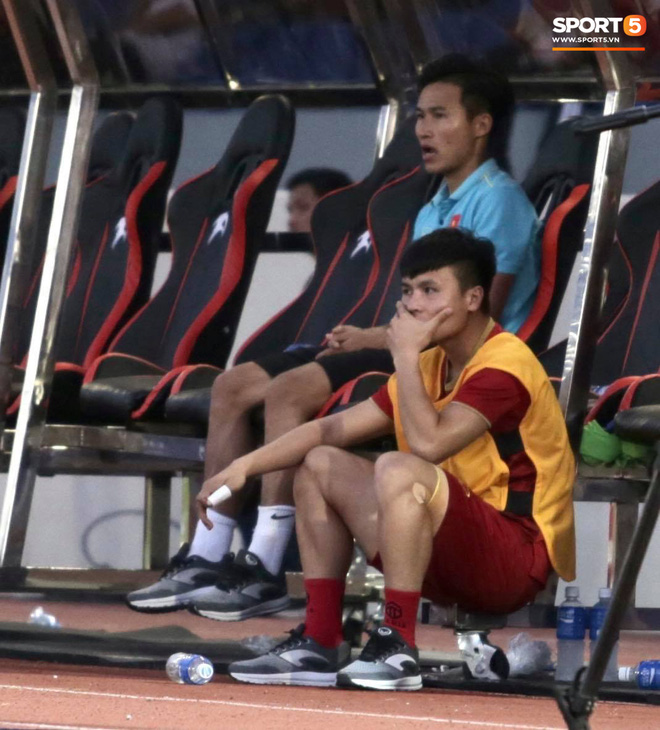 Quang Hải cắn răng, đứng ngồi không yên trước khi vỡ òa với cú sút penalty của Tiến Linh-3