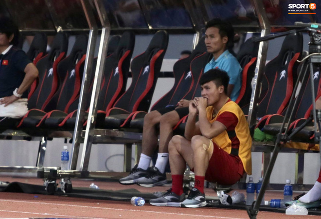 Quang Hải cắn răng, đứng ngồi không yên trước khi vỡ òa với cú sút penalty của Tiến Linh-4