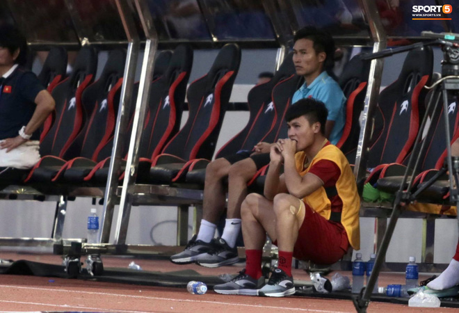 Quang Hải cắn răng, đứng ngồi không yên trước khi vỡ òa với cú sút penalty của Tiến Linh-4