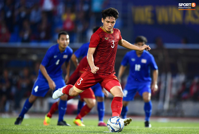 Quang Hải cắn răng, đứng ngồi không yên trước khi vỡ òa với cú sút penalty của Tiến Linh-5