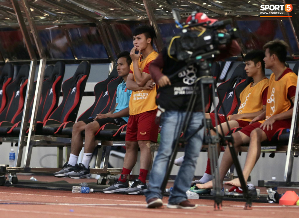 Quang Hải cắn răng, đứng ngồi không yên trước khi vỡ òa với cú sút penalty của Tiến Linh-7