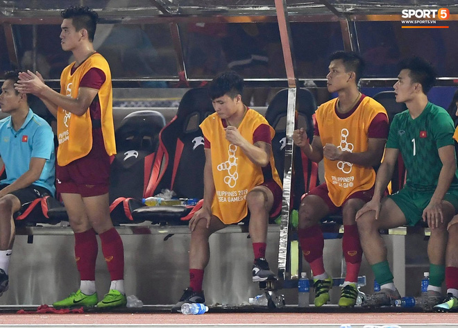 Quang Hải cắn răng, đứng ngồi không yên trước khi vỡ òa với cú sút penalty của Tiến Linh-9