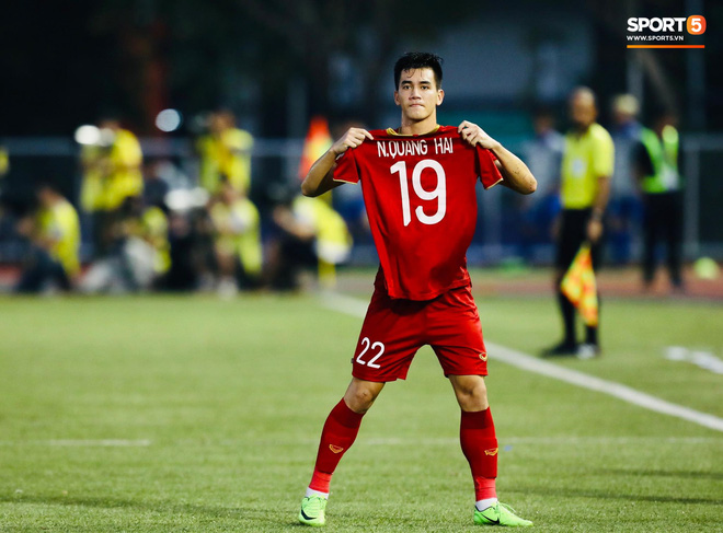 Quang Hải cắn răng, đứng ngồi không yên trước khi vỡ òa với cú sút penalty của Tiến Linh-11