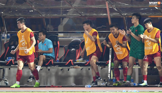 Quang Hải cắn răng, đứng ngồi không yên trước khi vỡ òa với cú sút penalty của Tiến Linh-10