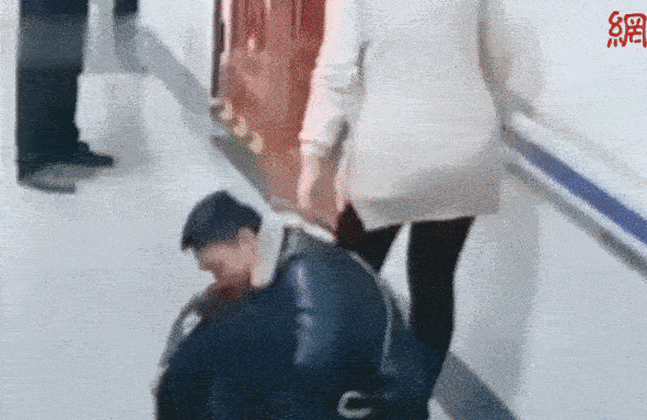 Chồng ngồi xổm trên sàn đất làm ghế êm cho vợ bầu ở bệnh viện phụ sản, khoảnh khắc khiến dân mạng tranh cãi dữ dội-1