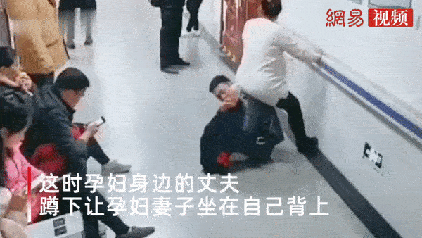 Chồng ngồi xổm trên sàn đất làm ghế êm cho vợ bầu ở bệnh viện phụ sản, khoảnh khắc khiến dân mạng tranh cãi dữ dội-2