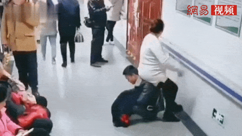 Chồng ngồi xổm trên sàn đất làm ghế êm cho vợ bầu ở bệnh viện phụ sản, khoảnh khắc khiến dân mạng tranh cãi dữ dội-3