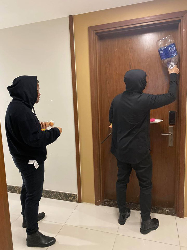 Hình ảnh những người bôi mặt đen đang gây hoang mang dư luận thì tình tin đồn” của Ninh Dương Lan Ngọc - Chi Dân lại xem như trò đùa vui-6