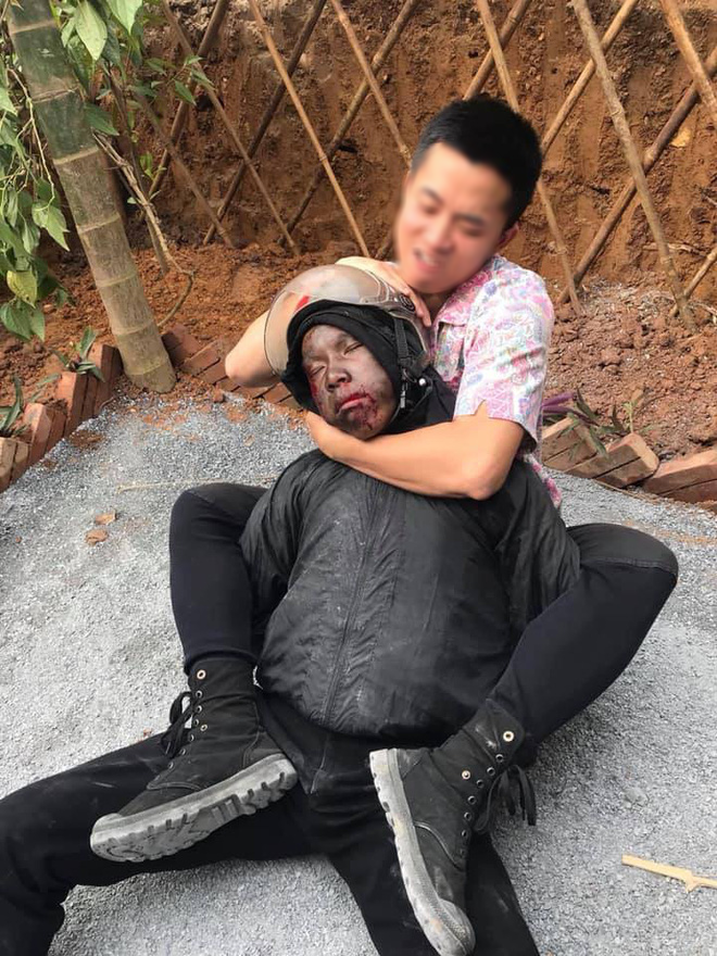 Xuất hiện nhiều thanh niên cosplay thành đối tượng mặt đen cầm xúc xích và đầu gà đi khắp nơi xin tiền, vui chưa rõ chỉ thấy bị ném đá dữ dội-1