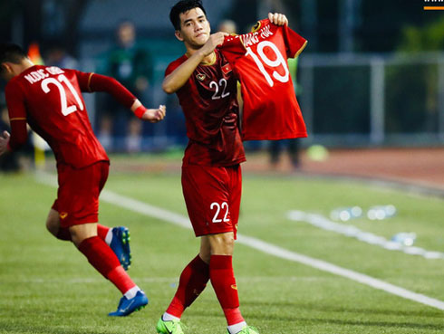 Đội trưởng tuyển nữ Việt Nam đổ gục xuống sân vì kiệt sức sau khi cùng đồng đội giành quyền vào chung kết SEA Games 30-20