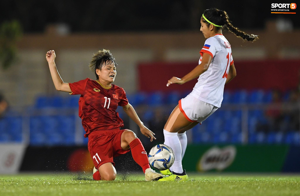 Đội trưởng tuyển nữ Việt Nam đổ gục xuống sân vì kiệt sức sau khi cùng đồng đội giành quyền vào chung kết SEA Games 30-1