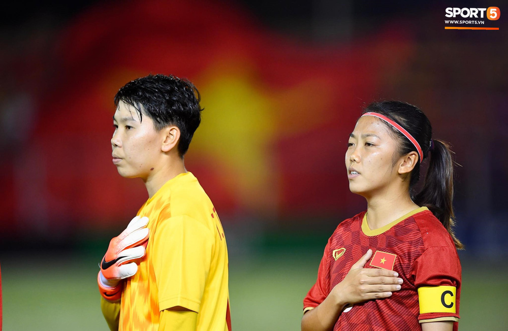 Đội trưởng tuyển nữ Việt Nam đổ gục xuống sân vì kiệt sức sau khi cùng đồng đội giành quyền vào chung kết SEA Games 30-2