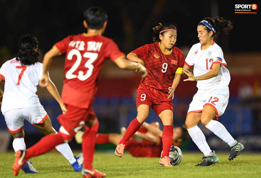 Đội trưởng tuyển nữ Việt Nam đổ gục xuống sân vì kiệt sức sau khi cùng đồng đội giành quyền vào chung kết SEA Games 30-3