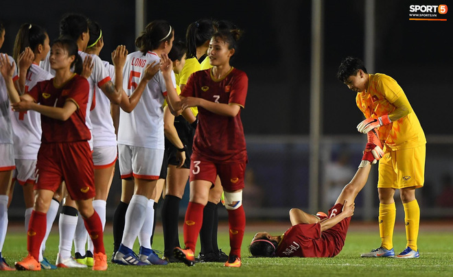 Đội trưởng tuyển nữ Việt Nam đổ gục xuống sân vì kiệt sức sau khi cùng đồng đội giành quyền vào chung kết SEA Games 30-5