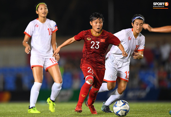 Đội trưởng tuyển nữ Việt Nam đổ gục xuống sân vì kiệt sức sau khi cùng đồng đội giành quyền vào chung kết SEA Games 30-10