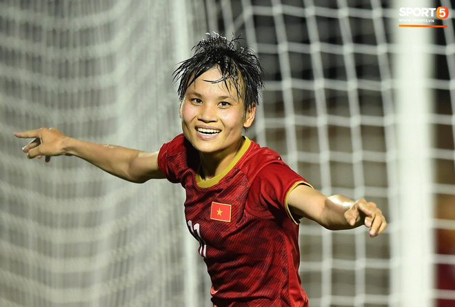 Đội trưởng tuyển nữ Việt Nam đổ gục xuống sân vì kiệt sức sau khi cùng đồng đội giành quyền vào chung kết SEA Games 30-11