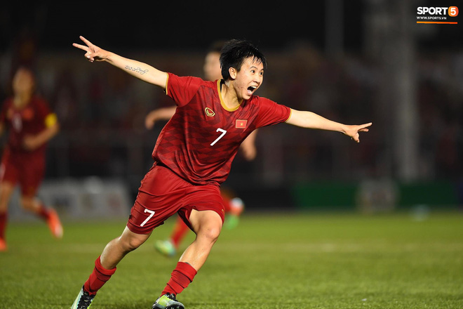 Đội trưởng tuyển nữ Việt Nam đổ gục xuống sân vì kiệt sức sau khi cùng đồng đội giành quyền vào chung kết SEA Games 30-12
