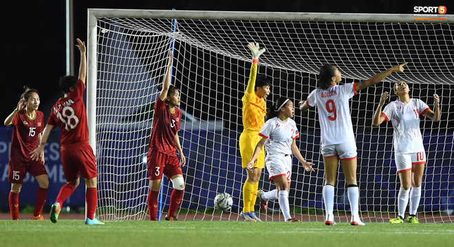 Đội trưởng tuyển nữ Việt Nam đổ gục xuống sân vì kiệt sức sau khi cùng đồng đội giành quyền vào chung kết SEA Games 30-13