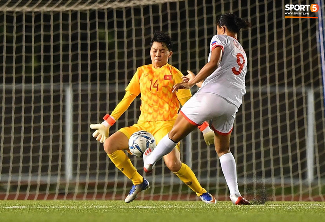 Đội trưởng tuyển nữ Việt Nam đổ gục xuống sân vì kiệt sức sau khi cùng đồng đội giành quyền vào chung kết SEA Games 30-14