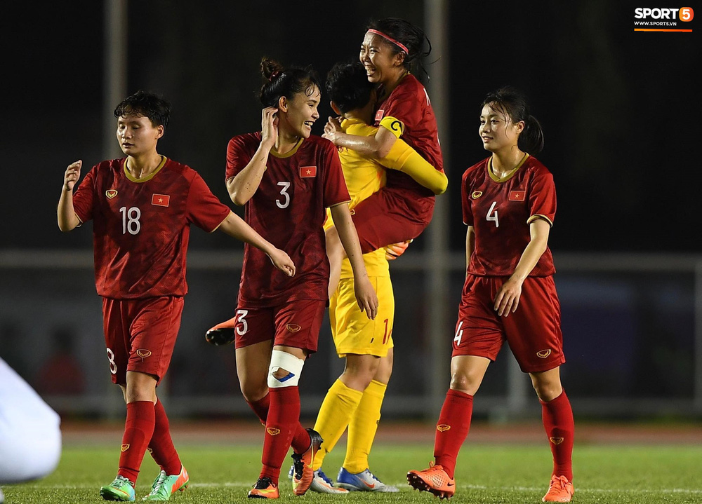 Đội trưởng tuyển nữ Việt Nam đổ gục xuống sân vì kiệt sức sau khi cùng đồng đội giành quyền vào chung kết SEA Games 30-6