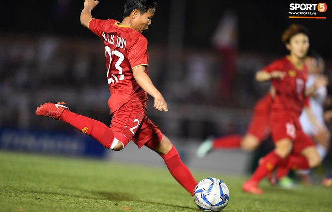 Đội trưởng tuyển nữ Việt Nam đổ gục xuống sân vì kiệt sức sau khi cùng đồng đội giành quyền vào chung kết SEA Games 30-7