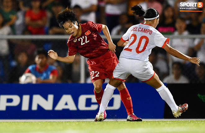 Đội trưởng tuyển nữ Việt Nam đổ gục xuống sân vì kiệt sức sau khi cùng đồng đội giành quyền vào chung kết SEA Games 30-9