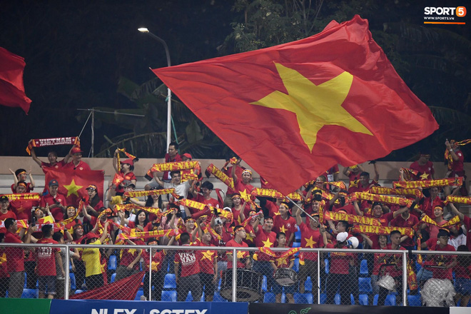 Đội trưởng tuyển nữ Việt Nam đổ gục xuống sân vì kiệt sức sau khi cùng đồng đội giành quyền vào chung kết SEA Games 30-16