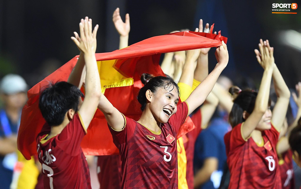 Đội trưởng tuyển nữ Việt Nam đổ gục xuống sân vì kiệt sức sau khi cùng đồng đội giành quyền vào chung kết SEA Games 30-19
